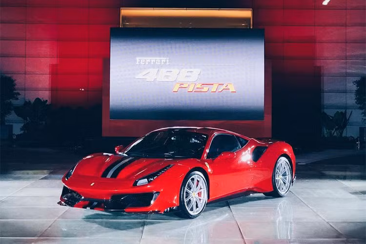 Hiện vẫn chưa rõ mức giá bán Ferrari 488 Pista tại thị trường Singapore, chỉ biết rằng, tại thị trường nước ngoài, siêu xe này có mức giá bán khởi điểm 325.000 USD (tương đương 7,4 tỷ đồng). Singapore cũng là nơi đầu tiên hãng siêu xe Ý trình làng chiếc 488 Pista tại Đông Nam Á.