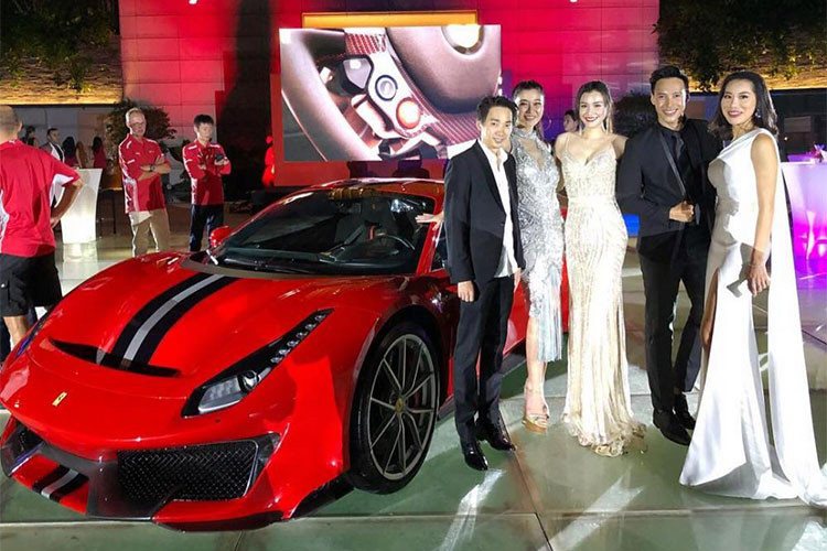Buổi giới thiệu chiếc Ferrari 488 Pista mới được diễn ra tại khách sạn sang trọng The Ritz-Carlton, Millenia Singapore với sự tham dự của tay đua Công thức 1 Kimi Raikkonen, các thành viên câu lạc bộ Ferrari Singapore hay đại diện Ital Auto Pte Ltd, đơn vị phân phối chính hãng dòng siêu xe Ferrari tại Singapore.