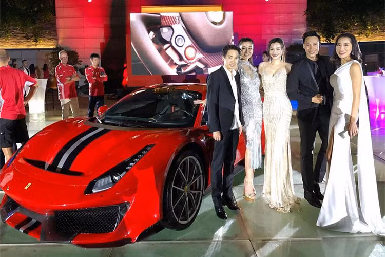 Buổi giới thiệu chiếc Ferrari 488 Pista mới được diễn ra tại khách sạn sang trọng The Ritz-Carlton, Millenia Singapore với sự tham dự của tay đua Công thức 1 Kimi Raikkonen, các thành viên câu lạc bộ Ferrari Singapore hay đại diện Ital Auto Pte Ltd, đơn vị phân phối chính hãng dòng siêu xe Ferrari tại Singapore.