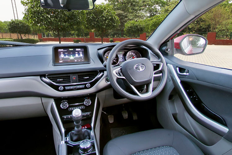 Trang bị an toàn và hỗ trợ lái trên xe gồm; khóa cửa tự động cảm biến tốc độ, 2 túi khí trước, phanh chống bó cứng ABS và phân bổ lực phanh EBD trên tất cả các biến thể cùng với 3 Chế độ lái: Eco, City &amp; Sport.