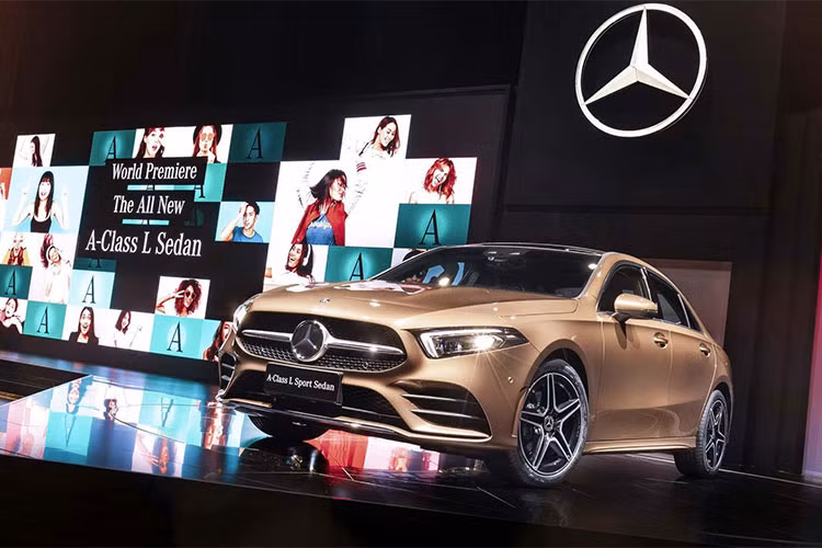Hãng xe Đức vừa công bố hình ảnh và video về chiếc sedan hạng sang cỡ nhỏ Mercedes-Benz A-Class 2019 phiên bản kéo dài trục cơ sở - L, đây là phiên bản bán ra tại thị trường nội địa Trung Quốc, phiên bản toàn cầu sẽ sớm được giới thiệu tại một số thị trường khác trên thế giới.