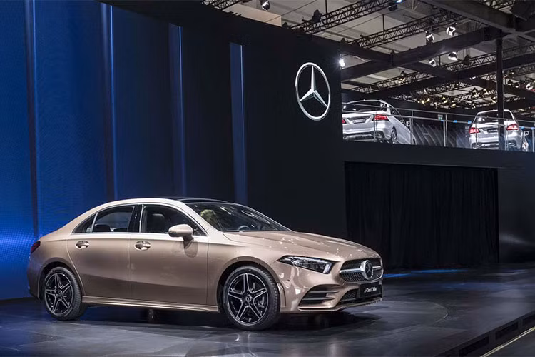 A-Class Sedan mới sẽ tham gia vào đội hình các bản kéo dài mà Mercedes-Benz ra mắt trước đó bao gồm C-Class LWB và E-Class LWB, tất cả đều được lắp ráp nội địa. Về phần phiên bản tiêu chuẩn, xe sẽ có mặt tại các showroom từ mùa thu này tại châu Âu và Bắc Mỹ.