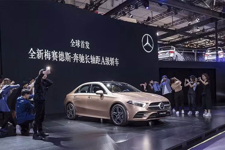 Thiết kế của Mercedes-Benz A-Class sedan 2019 có ngoại hình trông khá giống như một phiên bản thu nhỏ của Mercedes-Benz CLS 2019 với phong cách thiết kế Predator tạm dịch là "thú săn mồi" mà thương hiệu xe Đức đang áp dụng lên các dòng xe mới của mình.