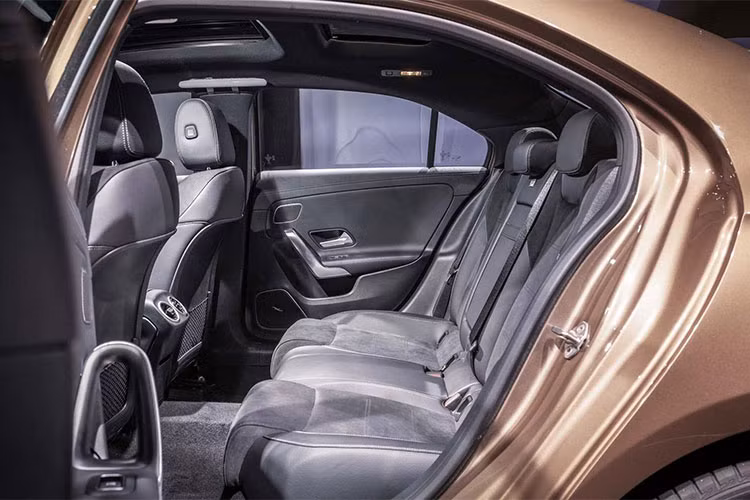 Mercedes-Benz cung cấp cho xe bộ mâm đa chấu với kích thước 16 đến 19 inch. A-Class Sedan phiên bản kéo dài trục cơ sở sẽ được ra mắt tại triển lãm ôtô Bắc Kinh 2018 cùng với C-Class và E-Class phiên bản L.