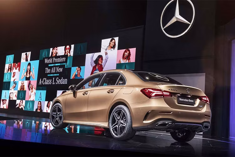 Quyết định tung ra một mẫu kéo dài trục cơ cở (LWB) cho thấy tầm quan trọng của thị trường Trung Quốc đối với thương hiệu xe sang Mercedes-Benz. Tương tự như phiên bản hatchback 2019 (W177) được ra mắt cách đây không lâu, A-Class sedan được trang bị nắp ca-pô thấp, đèn chiếu sáng LED tích hợp đèn chiếu sáng ban ngày hình L.