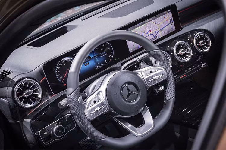Về kích thước và động cơ, A-Class 2019 LWB mới có chiều dài cơ sở dài hơn 60mm so với chiều dài cơ sở 2.729 mm trên A-Class hatchback 2019. Nội thất xe tương tự như A-Class hatchback 2019, xe được trang bị 2 màn hình cảm hiển thị đa thông tin tích hợp hệ thống giải trí MBUX, ghế ngồi bọc da lộn, vô lăng 3 chấu vát phẳng đáy...