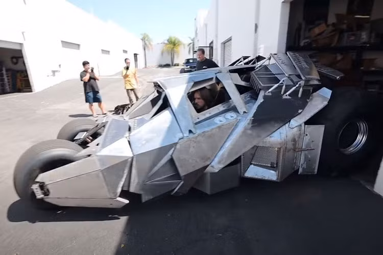 YouTuber nay chi toi hon 23 ty dong de do xe Tumbler giong Batman