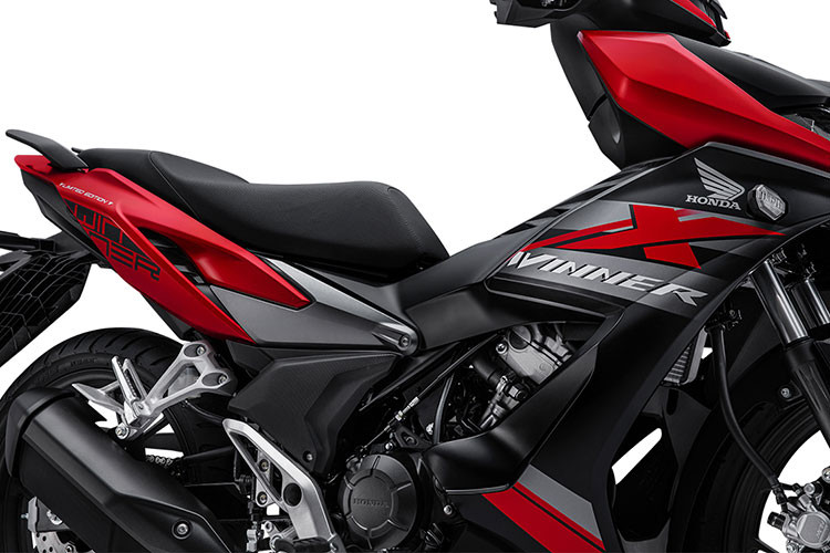 Xe ứng dụng hệ thống chiếu sáng LED hoàn toàn, mang đến vẻ hiện đại và có phần cao cấp. Hệ thống treo của xe gồm cặp phuộc ống lồng trước, giảm xóc đơn sau đi kèm bộ vành đúc 17 inch.