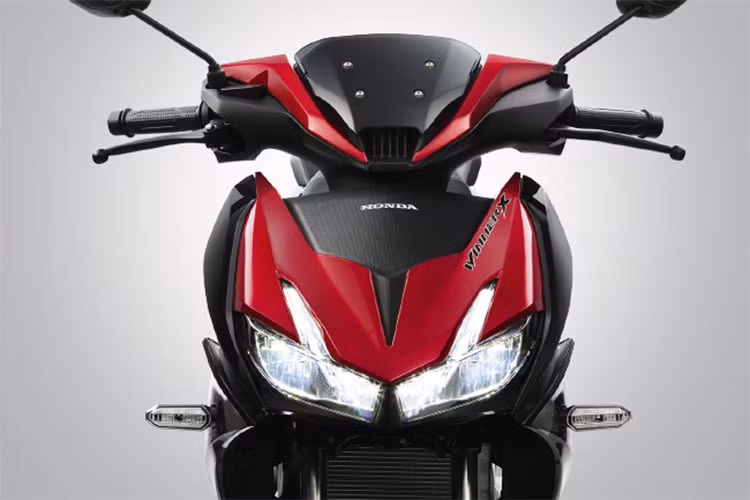 Trong đó, màu đỏ được trải tập trung ở nửa sau của mẫu xe, kết hợp với tem xe thể thao thiết kế mới trong hình ảnh một đường kẻ ngang cắt xuyên từ đuôi xe đến yếm xe. Phần yếm trước nổi bật với hậu tố X cỡ lớn, được cách dòng với tên gọi Winner. Cuối cùng, chữ Winner cách điệu theo phong cách hiện đại mới mẻ trên phần đuôi sau xe, kết hợp là chữ “Limited Edition” thể hiện một sản phẩm mới thú vị.