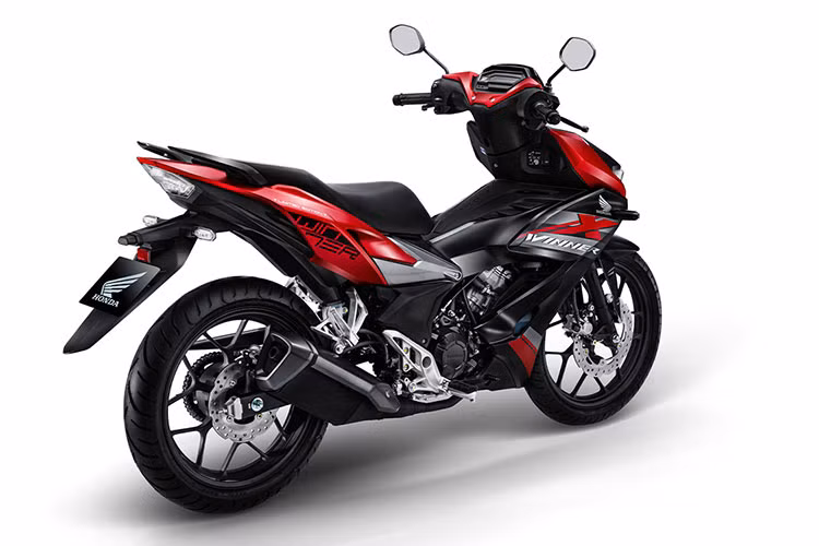 Thêm vào đó, các đường vát của phần đầu xe sắc nhọn thể hiện chất khí động học cao tạo nên sự khỏe khoắn. Cùng với đó là các đường nét gồ ghề, cắt xe ở đầu xe cũng như yếm xe làm tăng sự bề thế. Phần đuôi xe được vuốt cao gọn gàng tạo cho xe.