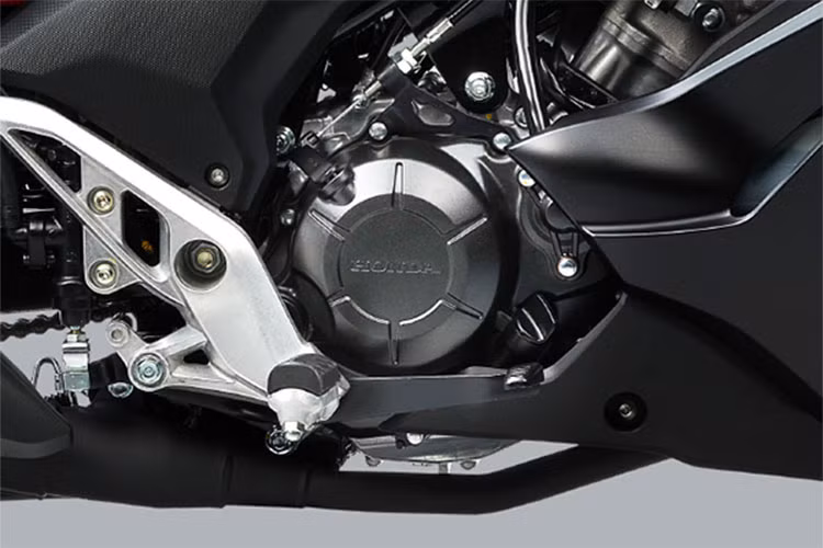 Các thông số về vận hành của xe được hiển thị rõ ràng trên bảng đồng hồ kỹ thuật số dạng âm bản. Phanh đĩa cả trước và sau là trang bị tiêu chuẩn của Winner X, đáng tiếc là phiên bản giới hạn của xe lại không có phanh ABS.