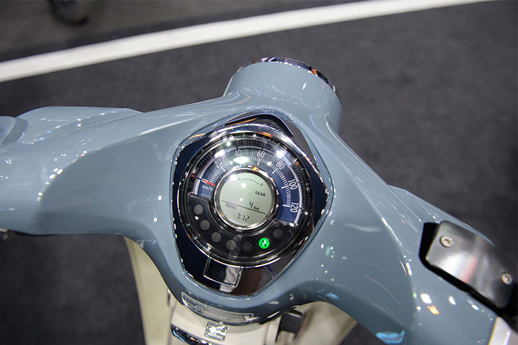 Có hình dáng đồng hồ tương tự, tuy nhiên chiếc Super Cub Concept sử dụng một màn hình hiển thị hình tròn bên cạnh đồng hồ báo tốc chạy cơ còn thêm màn hình điện tử hiện đại, cung cấp đầy đủ các thông số vận hành của chiếc xe. Các nút bấm tiện ích thiết kế đơn giản.