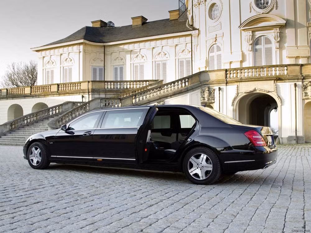 Mercedes-Benz S600 Pullman Guard dài hơn đáng kể so với một chiếc xe thuộc dòng S-Class tiêu chuẩn. Thân xe được kéo dài thêm 1.143 mm, bổ sung thêm một hàng ghế, nên khoang hành khách phía sau có thể chở 4 người, ngồi quay mặt vào nhau.