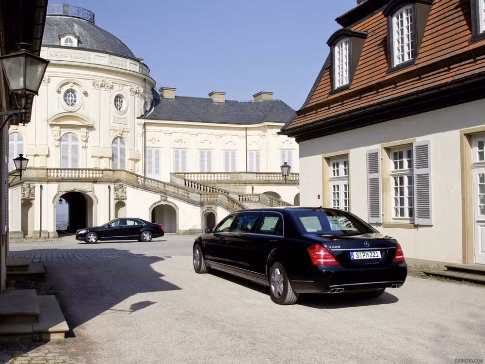 Bên cạnh đó, S600 Pullman Guard còn được trang bị hệ thống động cơ mạnh mẽ. Xe sở hữu khối động cơ V12 5.5 lít, tăng áp kép, sản sinh công suất 510 mã lực và mô-men xoắn cực đại 827 Nm, đủ để chiếc xe nặng nề này có thể cắt đuôi các đối tượng truy đuổi.