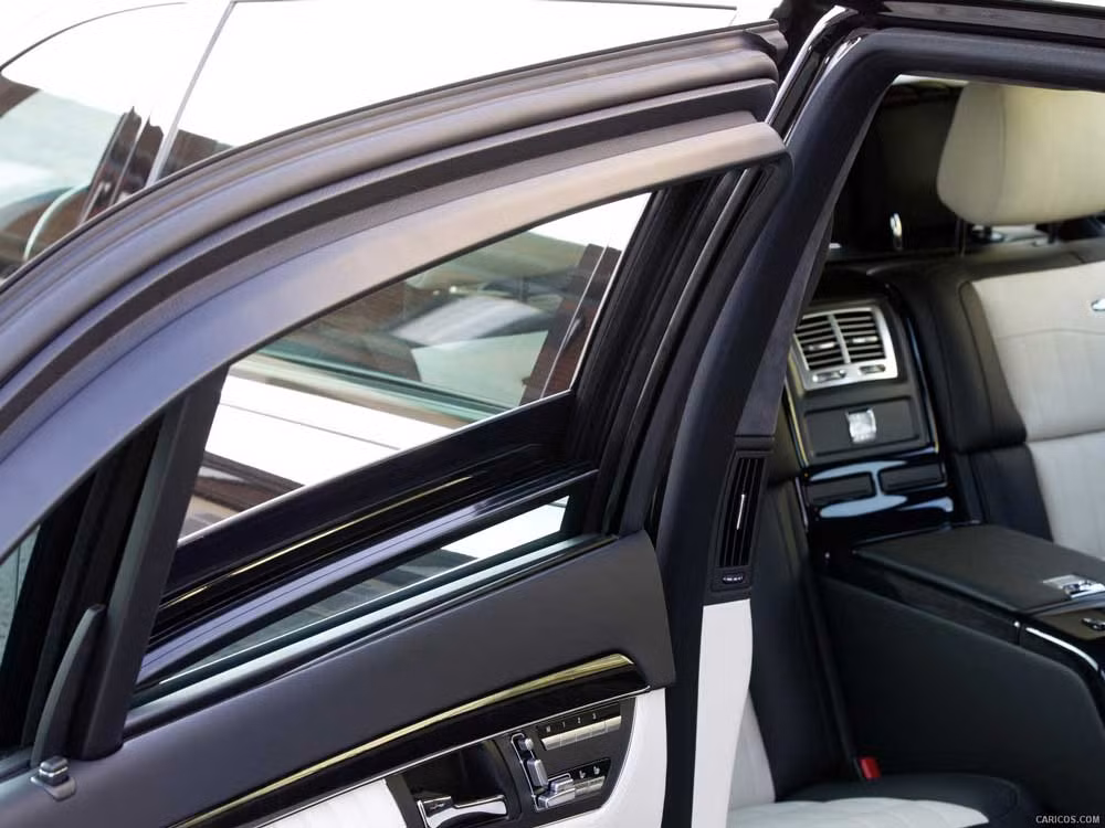 Khoang hành khách được thiết kế tách biệt với khoang lái, như cách bố trí của hầu hết các mẫu limousine khác. Lớp kính ngăn cách giữa hai khoang này được thiết kế đặc biệt và có thể làm mờ chỉ bằng một nút bấm trên xe khi cần thiết.