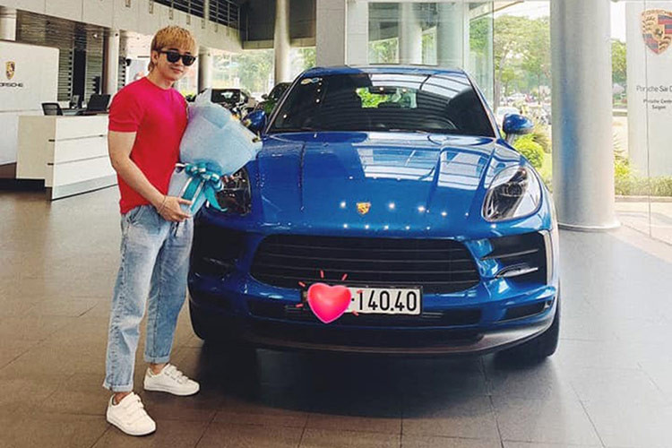 Giá xe Porsche Macan của Chi Dân khi mới ra mắt được bán chính hãng với mức giá khởi điểm 3,1 tỷ đồng cho bản tiêu chuẩn và 3,6 tỷ đồng cho phiên bản S. Ngoài ra, chiếc SUV hạng sang của nam ca sĩ này còn có ngoại thất mang tông màu xanh nước biển. Biển số xe cũng đẹp mắt với biển cặp 40.