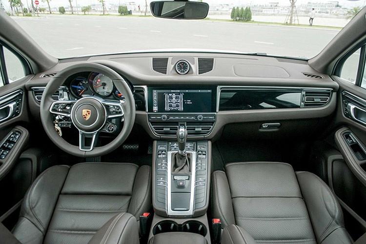 Bên trong nội thất Macan 2019 được tinh chỉnh lại với màn hình cảm ứng 10,9 inch mới (trước dùng 7,2 inch) có tính năng ra lệnh bằng giọng nói, tích hợp hệ thống Quản Lý Liên Lạc mới của Porsche (PCM). Nếu chưa hài lòng với vô-lăng tiêu chuẩn, người dùng có thể chọn vô-lăng thể thao GT đang sử dụng trên dòng 911 tăng thêm chất thể thao.