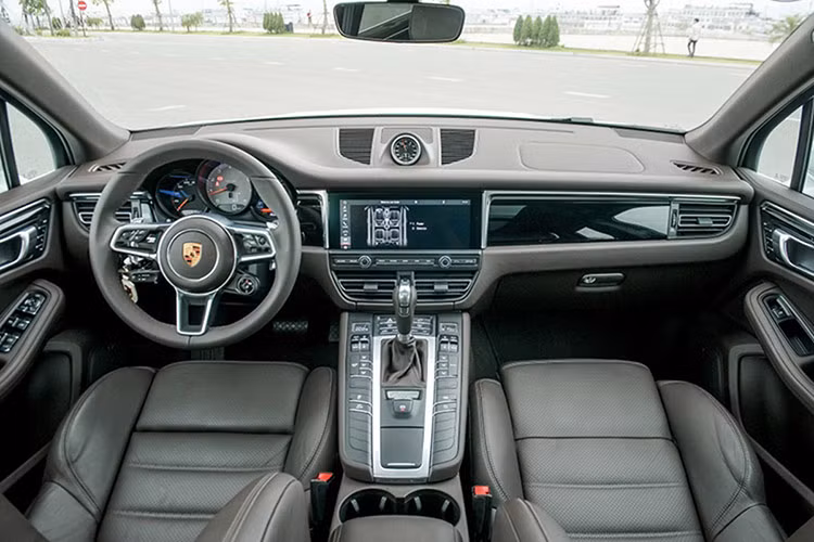 Bên trong nội thất Macan 2019 được tinh chỉnh lại với màn hình cảm ứng 10,9 inch mới (trước dùng 7,2 inch) có tính năng ra lệnh bằng giọng nói, tích hợp hệ thống Quản Lý Liên Lạc mới của Porsche (PCM). Nếu chưa hài lòng với vô-lăng tiêu chuẩn, người dùng có thể chọn vô-lăng thể thao GT đang sử dụng trên dòng 911 tăng thêm chất thể thao.