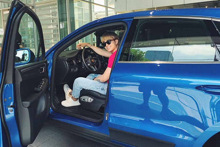 Phiên bản Porsche Macan 2019 của Chi Dân được trang bị đầy đủ những cải tiến mới như đèn hậu LED ở phía sau kéo dài mới tương tự Cayenne thế hệ mới. Nếu "tiền không thành vấn đề", chủ nhân của nó có thể mua thêm gói Hệ Thống Đèn Năng Động Cao Cấp (PDLS Plus) tăng khả năng chiếu sáng hiệu quả với khả năng điều chỉnh ánh sáng theo từng tình huống...