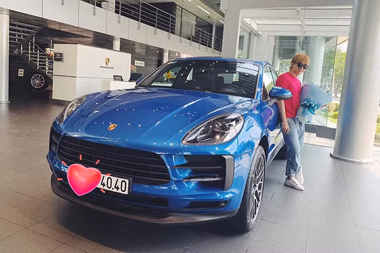 Trước đó, anh chàng ca sỹ Chi Dân được cho là đã sử dụng mẫu xe sedan hạng sang Mercedes-Benz C-Class của người yêu tin đồn Ninh Dương Lan Ngọc để đi quay phim. Việc tậu hẳn SUV hạng sang Porsche Macan đời 2019 có thể giúp nam ca sĩ trẻ này có xe di chuyển cũng như thuận tiện cho công việc.