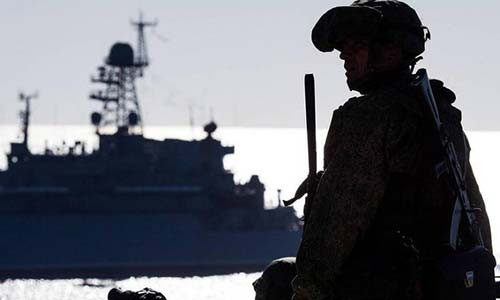 Tau chien My vao Bien Den, Nga dieu ngay tau ten lua theo sat