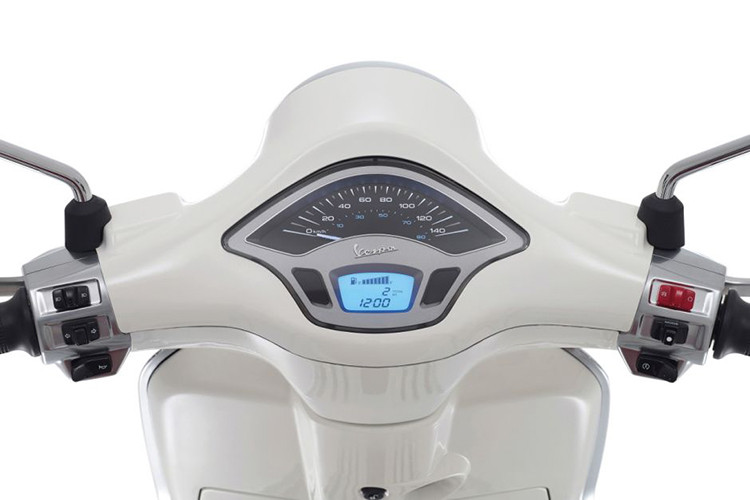 Các chi tiết trên xe không thay đổi nhiều so với phiên bản thường. Ngoài ra, phiên bản mới này cũng được trang bị cổng USB sạc điện thoại và các thiết bị điện tử vô cùng tiện nghi, hỗ trợ tối đa cho người sử dụng.