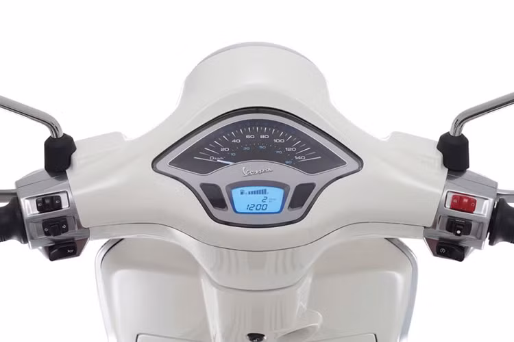 Các chi tiết trên xe không thay đổi nhiều so với phiên bản thường. Ngoài ra, phiên bản mới này cũng được trang bị cổng USB sạc điện thoại và các thiết bị điện tử vô cùng tiện nghi, hỗ trợ tối đa cho người sử dụng.