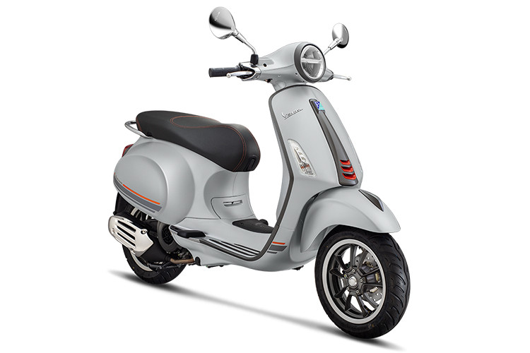 Vespa Primavera không chỉ là một mẫu xe huyền thoại mà còn là một trong những mẫu xe tạo nên thành công rộng khắp trong lịch sử Vespa. Ra đời từ năm 1968, nó nhanh chóng trở thành một biểu tượng và niềm cảm hứng cho lối sống tự do của giới trẻ Châu Âu lúc bấy giờ, nhờ thiết kế nhỏ gọn, năng động và động cơ khỏe khoắn, đầy tính hứng khởi.