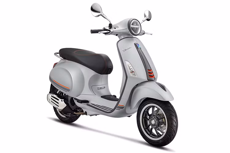 Vespa Primavera không chỉ là một mẫu xe huyền thoại mà còn là một trong những mẫu xe tạo nên thành công rộng khắp trong lịch sử Vespa. Ra đời từ năm 1968, nó nhanh chóng trở thành một biểu tượng và niềm cảm hứng cho lối sống tự do của giới trẻ Châu Âu lúc bấy giờ, nhờ thiết kế nhỏ gọn, năng động và động cơ khỏe khoắn, đầy tính hứng khởi.