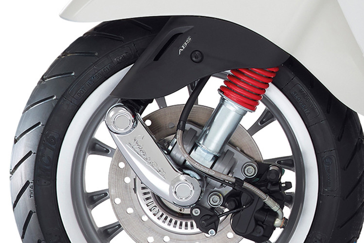 Bánh xe 12inch làm bằng hợp kim nhôm, giảm xóc trước giảm chấn thủy lực đơn hiệu ứng kép kết hợp với lò xo ống lồng cũng giúp mang đến sự ổn định và an toàn khi xe di chuyển trên mọi địa hình.