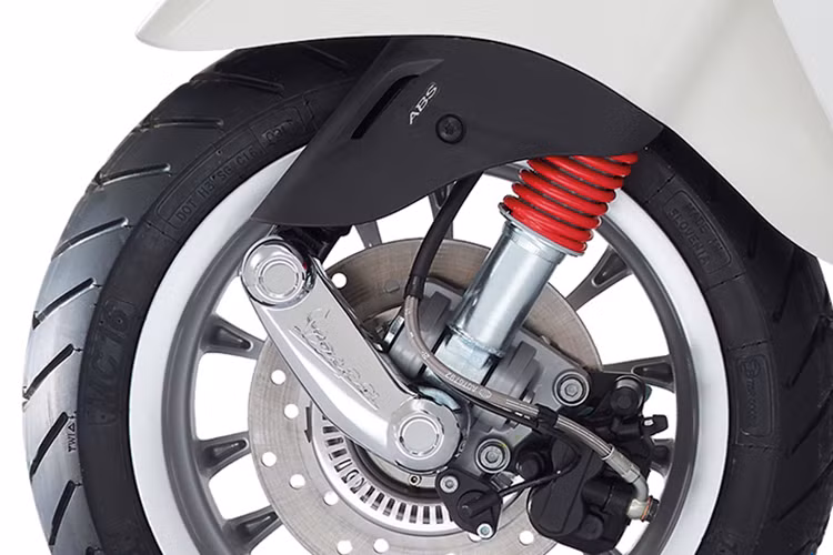 Bánh xe 12inch làm bằng hợp kim nhôm, giảm xóc trước giảm chấn thủy lực đơn hiệu ứng kép kết hợp với lò xo ống lồng cũng giúp mang đến sự ổn định và an toàn khi xe di chuyển trên mọi địa hình.