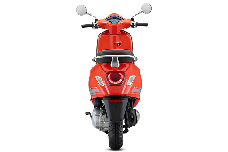 Vespa Primavera S đặc biệt mới được trang bị động cơ iGet phun xăng điện tử tối ưu hóa hiệu suất, giảm thiểu tiêu hao nhiên liệu, khí thải và tiếng ồn. Xe cũng được trang bị dải đèn LED trước và sau cùng đèn LED chạy ban ngày, là giải pháp công nghệ an toàn và lựa chọn thẩm mỹ cho người lái. Hệ thống chống bó cứng phanh ABS trên bánh trước đảm bảo tối đa an toàn cho người lái.