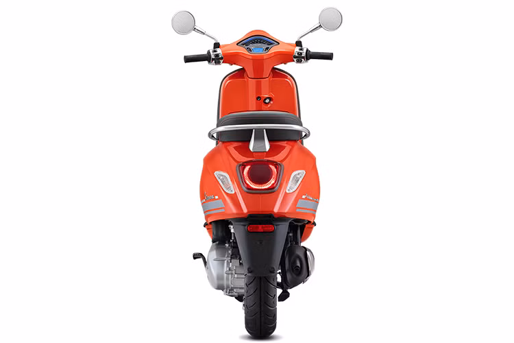 Vespa Primavera S đặc biệt mới được trang bị động cơ iGet phun xăng điện tử tối ưu hóa hiệu suất, giảm thiểu tiêu hao nhiên liệu, khí thải và tiếng ồn. Xe cũng được trang bị dải đèn LED trước và sau cùng đèn LED chạy ban ngày, là giải pháp công nghệ an toàn và lựa chọn thẩm mỹ cho người lái. Hệ thống chống bó cứng phanh ABS trên bánh trước đảm bảo tối đa an toàn cho người lái.