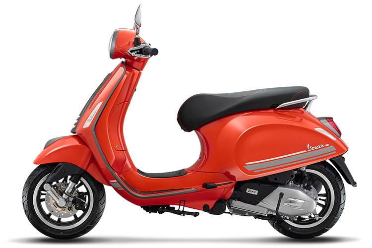 Vespa Primavera S bản đặc biệt sở hữu những nét chấm phá thiết kế mới đậm tính thể thao: cà vạt trước màu xám đen với điểm nhấn hốc còi sắc cam đặc sắc; viền xe màu xám đen mạnh mẽ; vành bánh xe và mào chắn bùn xám đen đồng bộ; yên xe màu đen được kết hợp hài hòa cùng đường chỉ nổi màu cam cá tính. Đèn hậu và đèn trước được viền xám đen hiện đại đầy lôi cuốn.