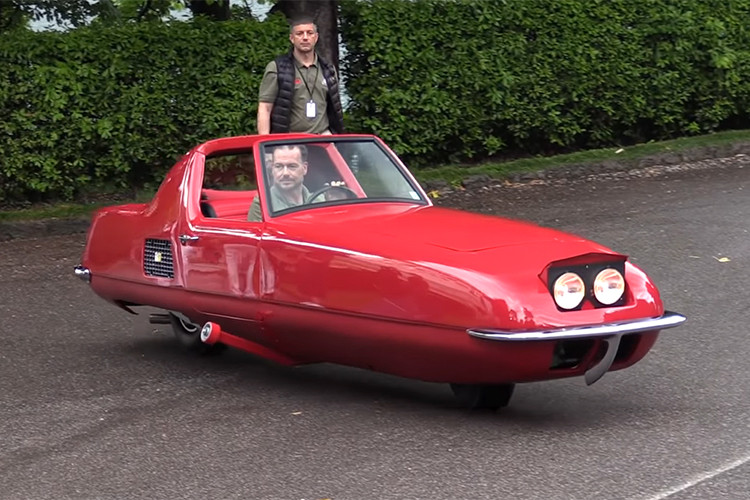 Vào năm 1967, nhà thiết kế ôtô và thành viên của Automobile Hall of Fame, Alex Tremulis đã bắt tay với một chuyên gia con quay hồi chuyển có tên Thomas Summers để chế tạo một phương tiện thử nghiệm mà vẫn mang tới sự kỳ diệu và đẹp đẽ cho tới tận ngày nay - đó là một chiếc xe ôtô hai bánh Gyro-X.