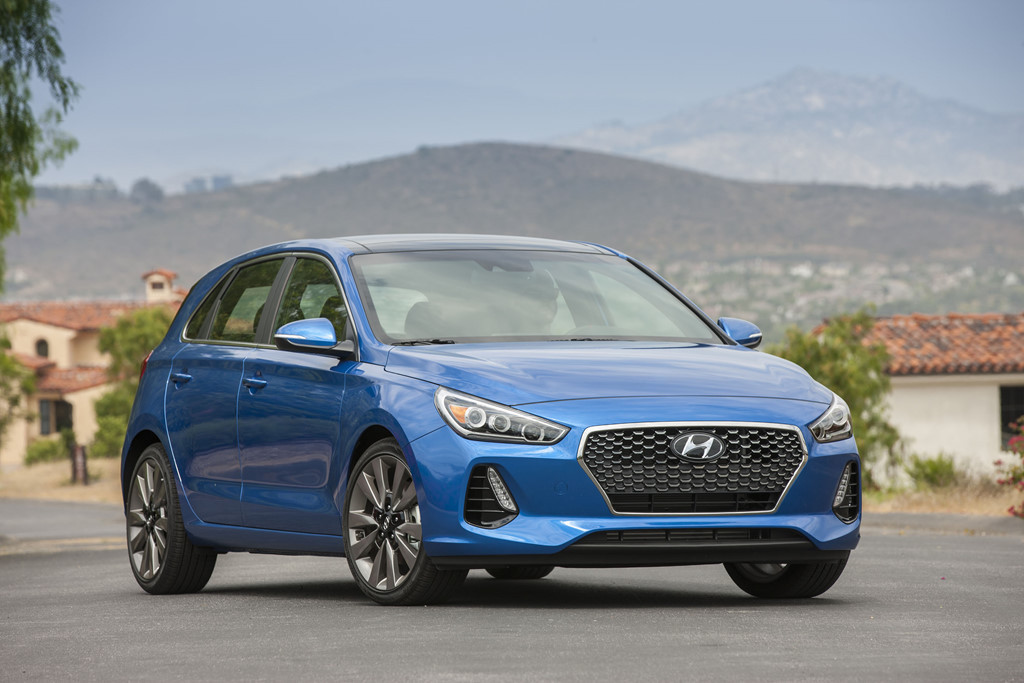 Hyundai liên tục ra mắt nhiều mẫu xe mới trong những năm gần đây, trong đó có Elantra GT. Xe có mức giá khởi điểm là 19.350 USD. Ở phiên bản GT Sport mạnh mẽ hơn có giá 23.250 USD, bạn nhận được bộ động cơ tăng áp 1,6L cho công suất 201 mã lực, cùng hệ thống treo độc lập giúp tăng cường khả năng vận hành.