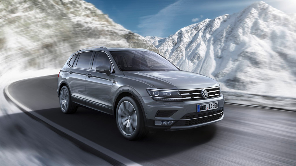 Tiguan thế hệ cũ vẫn được bán trên thị trường. Dù vậy, phiên bản mới nhất với nhiều tính năng hiện đại chỉ nhỉnh hơn 2.345 USD, ở mức 24,595 USD. Thậm chí, phiên bản SE cao cấp cũng có giá bán vô cùng hấp dẫn là 28.050 USD. Ở phiên bản này, xe được trang bị màn hình cảm ứng 8 inch, hệ thống cảnh báo điểm mù, hộp số tự động 8 cấp kết hợp động cơ tăng áp 2,0L.