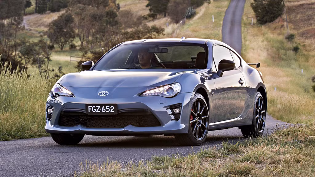 Có kiểu dáng nhỏ gọn tương tự Mazda MX-5 Miata, nhưng Toyota 86 tiện lợi hơn khi sở hữu cả hàng ghế sau. Xe được trang bị động cơ 2.0L cho công suất tối đa 200 mã lực, mạnh hơn so với chiếc xe của Mazda. Tuy nhiên về giá cả, Toyota 86 nhỉnh hơn một chút, ở mức 26.975 USD, nhưng đã đi kèm hệ thống vi sai chống trượt LSD.