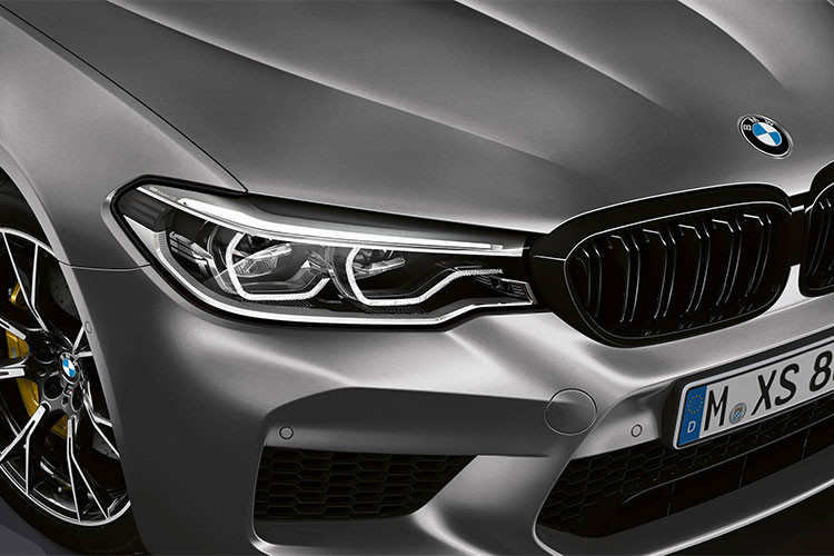 Ngoại thất xe được khoác lên mình lớp sơn màu bạc xám Individual. Một số thành phần được sơn màu đen bóng như lưới tản nhiệt phía trước, khe thoát gió bên hông xe ngay sau bánh phía trước, gương chiếu hậu, cản sau, vây cá cùng cặp ống xả hình tròn đối xứng hai bên. 