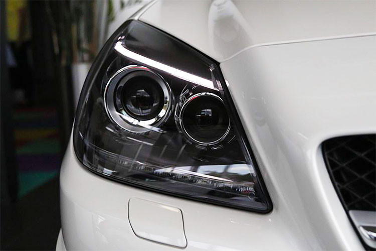 Tính thể thao của xe biểu hiện rõ nhất ở phần lưới tản nhiệt rộng và phần đầu vuông vắn, khỏe khoắn. Nhìn từ xa SLK trông như 1 phiên bản thu nhỏ của dòng xe thể thao lớn hơn SL-Class. SLK được trang bị hệ thống đèn pha Bi-Xenon thông minh và cùng 2 dải đèn LED chiếu sáng ban ngày ở hốc gió bên dưới cản trước.