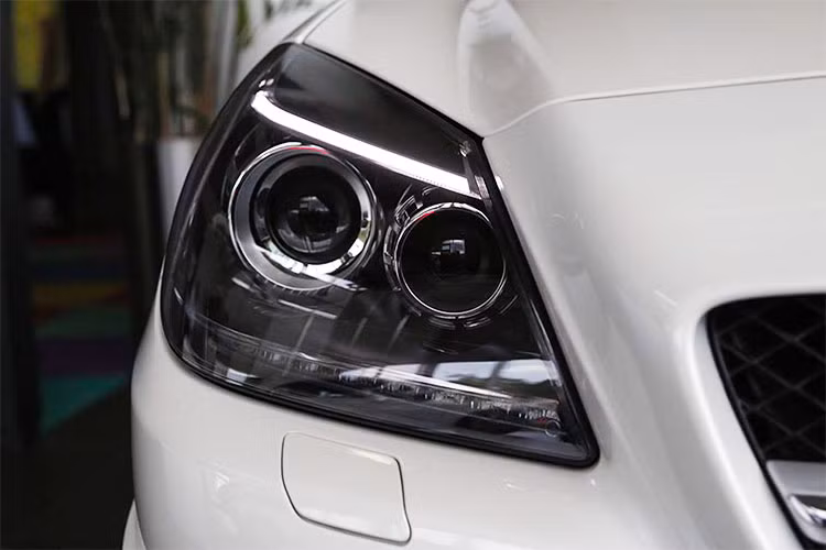 Tính thể thao của xe biểu hiện rõ nhất ở phần lưới tản nhiệt rộng và phần đầu vuông vắn, khỏe khoắn. Nhìn từ xa SLK trông như 1 phiên bản thu nhỏ của dòng xe thể thao lớn hơn SL-Class. SLK được trang bị hệ thống đèn pha Bi-Xenon thông minh và cùng 2 dải đèn LED chiếu sáng ban ngày ở hốc gió bên dưới cản trước.