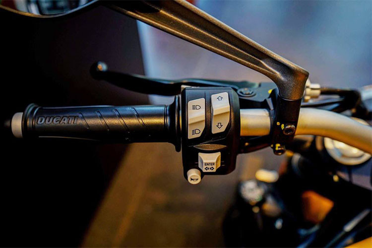 Các nút bấm của xe không có gì thay đổi so với phiên bản trước. Nổi bật ở thế hệ này chính là việc chọn chế độ lái bên tay lái trái, tùy chọn mức phanh chống bó cứng phanh ABS hay hệ thống kiểm soát lực kéo...