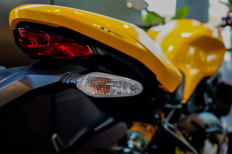 Đèn hậu phía sau của Ducati Monster 821 trang bị dạng led, xi nhan hạ thấp tách rời. Ốp yên sau có thể gỡ ra để chở thêm một người khi cần. Phuộc trước của xe up-side-down và phía sau dạng monosock.