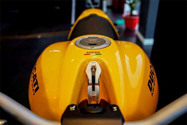 Yên xe cũng có thể điều chỉnh độ cao thấp ở 2 mức, gồm 785 mm và 810 mm. Việc điều chỉnh đơn giản, người dùng chỉ cần tháo yên và chỉnh một thanh đỡ và một số điểm gờ phía trong yên xe.