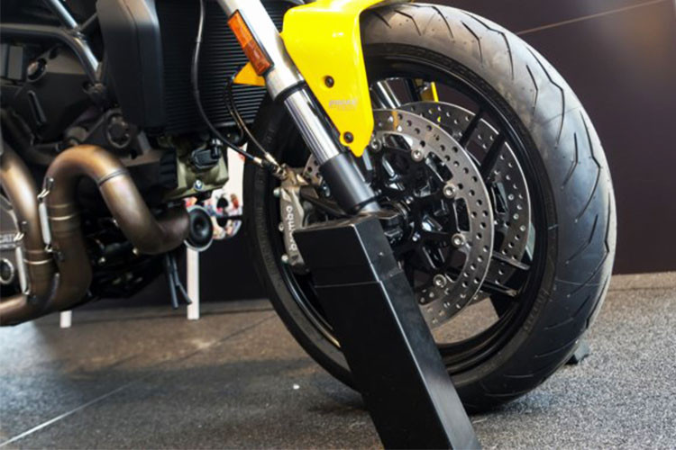 Lốp xe loại Pirelli Diablo Rosso III, kích thước 120/70 phía trước và 180/55 phía sau. Mâm 17 inch. Phanh trước đĩa đôi 320 mm, cùm phanh Brembo Monoblock M4 (ABS). Ducati vẫn sẽ tiếp tục trang bị cho chiếc naked-bike cỡ trung mới này gói tính năng an toàn “Ducati Safety Pack”.