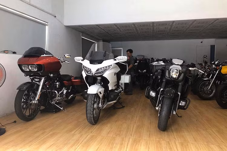 Siêu môtô cỡ lớn được mệnh danh "vua đường trường" Honda Gold Wing 2018 đầu tiên đã được đưa về về Việt Nam, cụ thể chiếc xe được một người chơi tại TP HCM đặt hàng theo dạng nhập khẩu tư nhân.