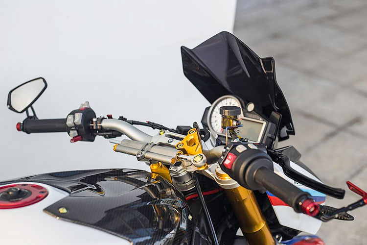 Bản độ BMW S1000R phiên bản 2016 trong bài viết này đầu tiên phải kể đến phần ngoại hình, khi được khoác lên mình bộ cánh bằng sợi carbon siêu nhẹ và phủ lên lớp màu 3 sọc đặc trưng của dòng xe nhà BMW.