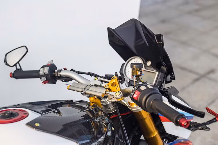 Bản độ BMW S1000R phiên bản 2016 trong bài viết này đầu tiên phải kể đến phần ngoại hình, khi được khoác lên mình bộ cánh bằng sợi carbon siêu nhẹ và phủ lên lớp màu 3 sọc đặc trưng của dòng xe nhà BMW.