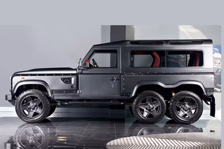 Chiếc xe có tới 3 cầu và 6 bánh chủ động, thông qua hộp số tự động 6 cấp.