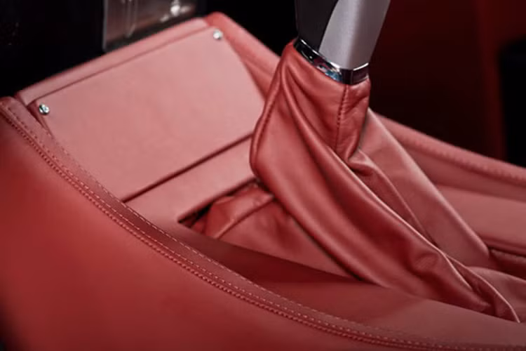 Nếu so với chiếc Mercedes-AMG’s G63 6x6 của Mercedes-Benz có giá 370.000 bảng thì bản độ này vẫn rẻ hơn khá nhiều, nhưng động cơ của nó có phần yếu hơn.